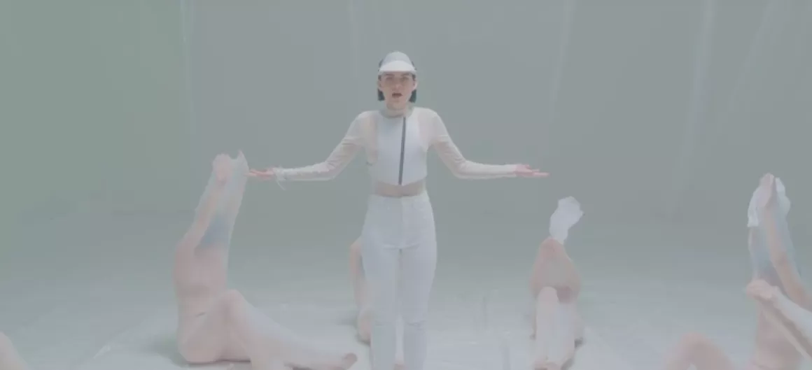 Se den smukke video til "We Are Dreamers" med svenske Frida Sundemo, kendt fra Morten-hittet "Beautiful Heartbeat"