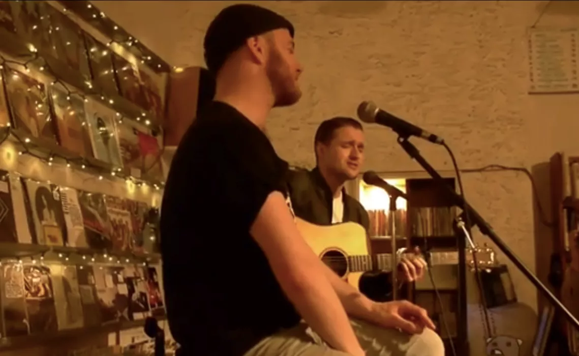 Video: Wild Beasts spiller Miley Cyrus-hit – og får grineflip