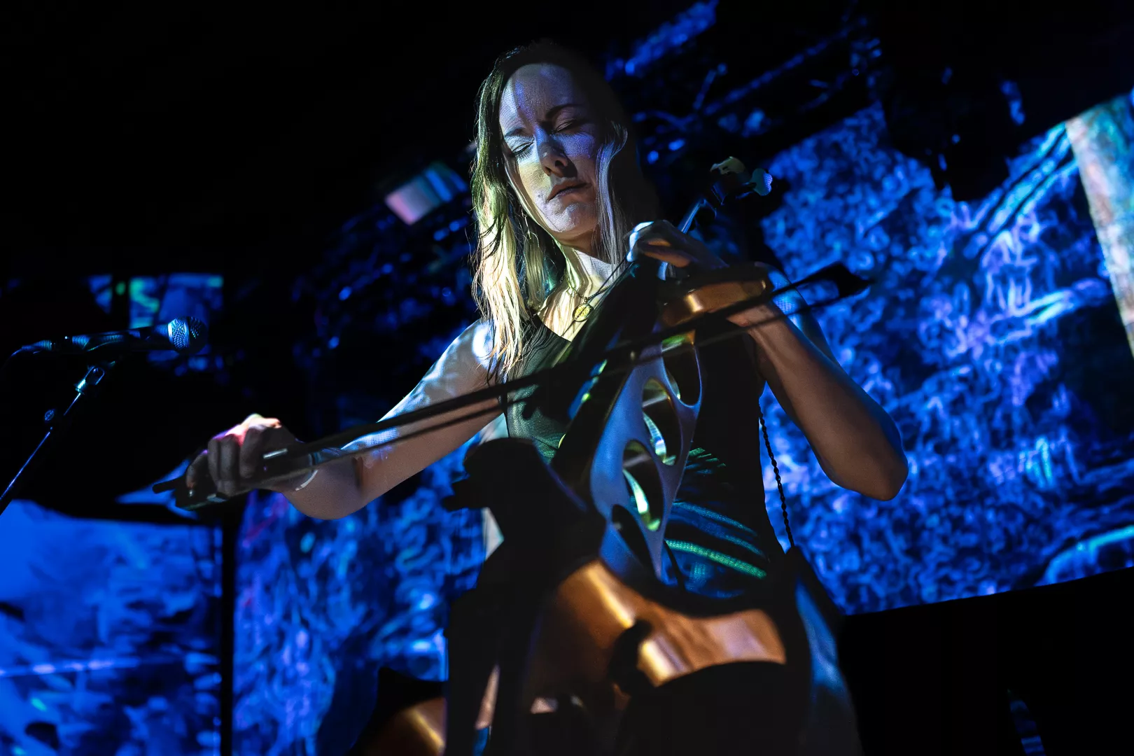 Hun stryger os ikke med hårene, men direkte i hjertet