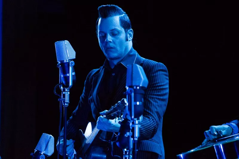 Jack White spiller vinylplade i rummet som den første