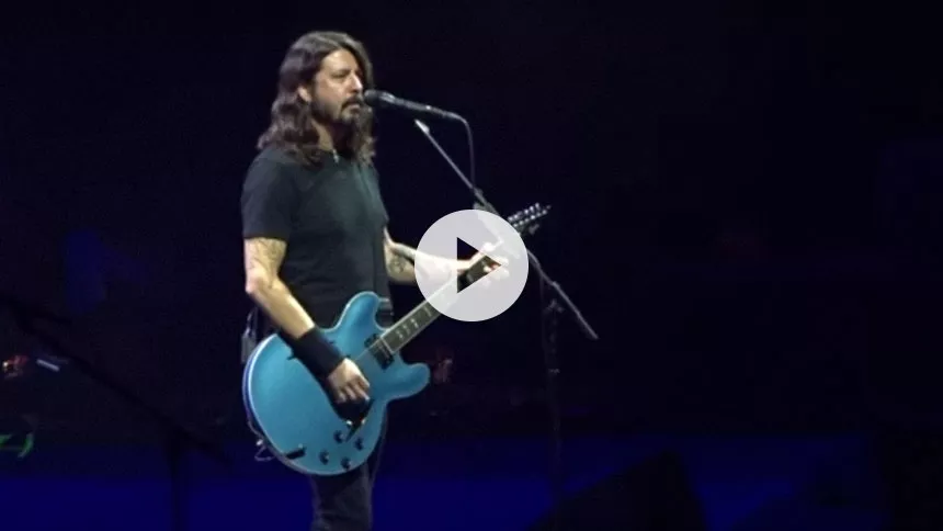Se Foo Fighters spille ny sang live