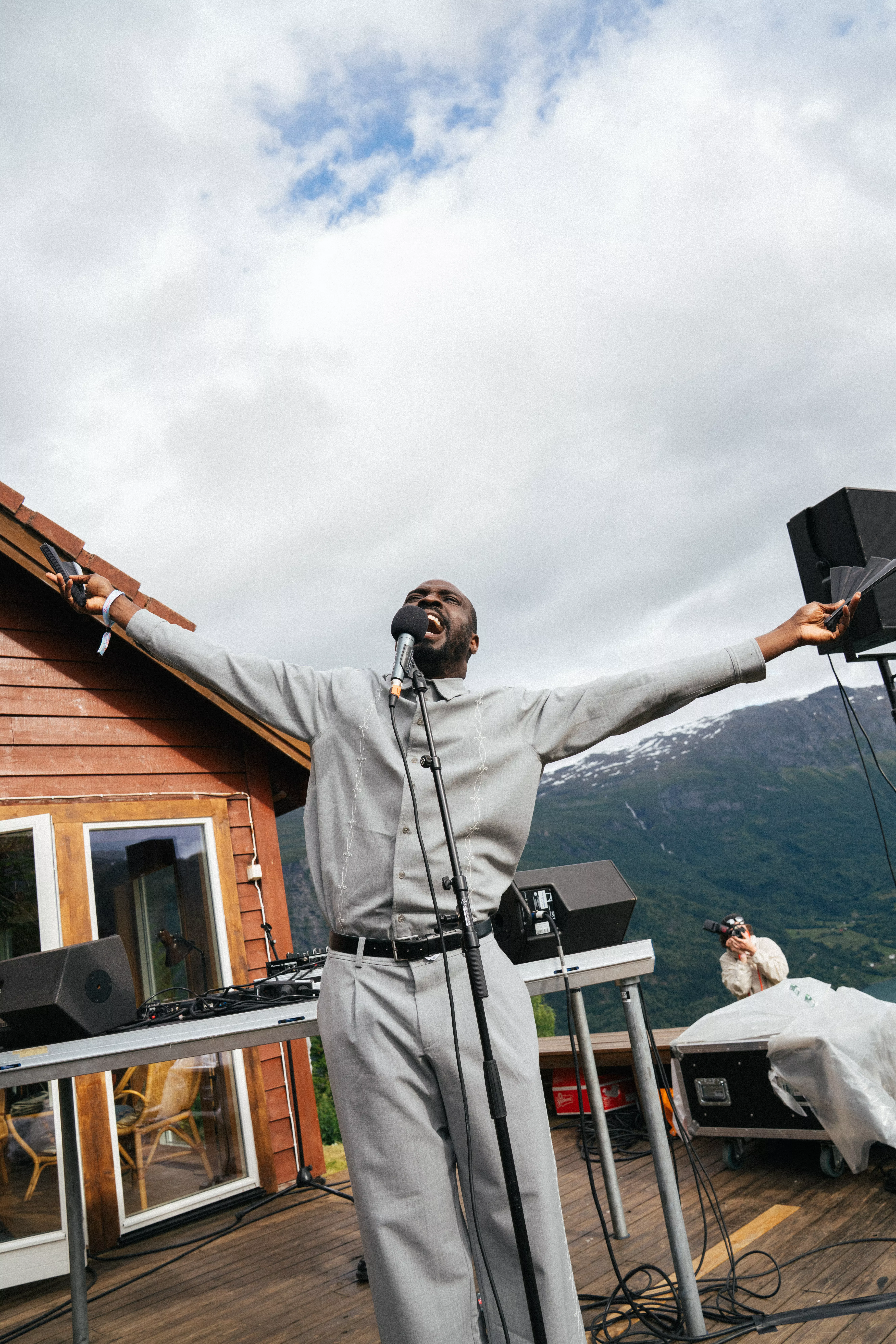 Bildet av Joshua Idehen er tatt på Bergtattfestivalen i 2025.