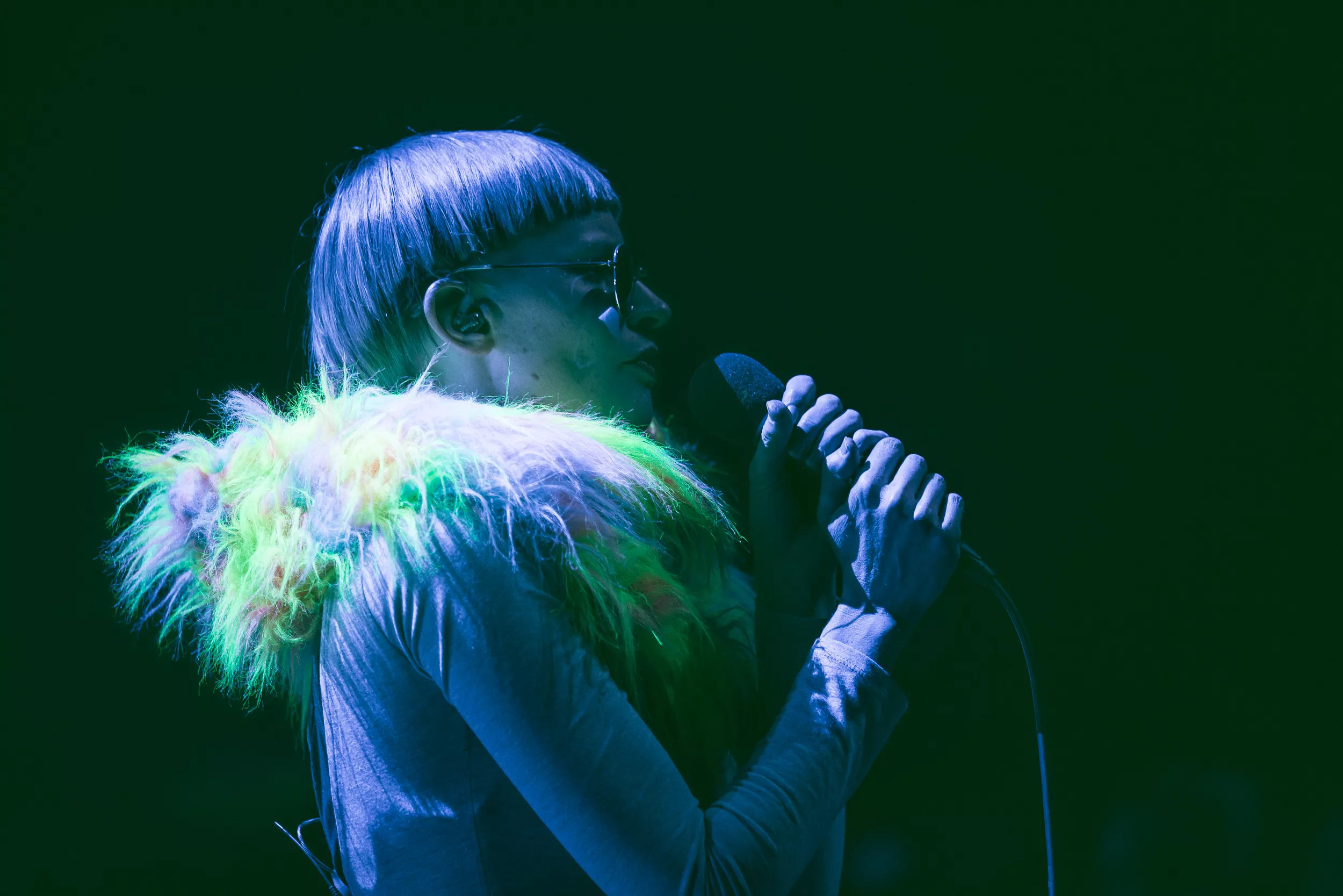 Art, synth og kvindelighed i charmerende tre-enighed