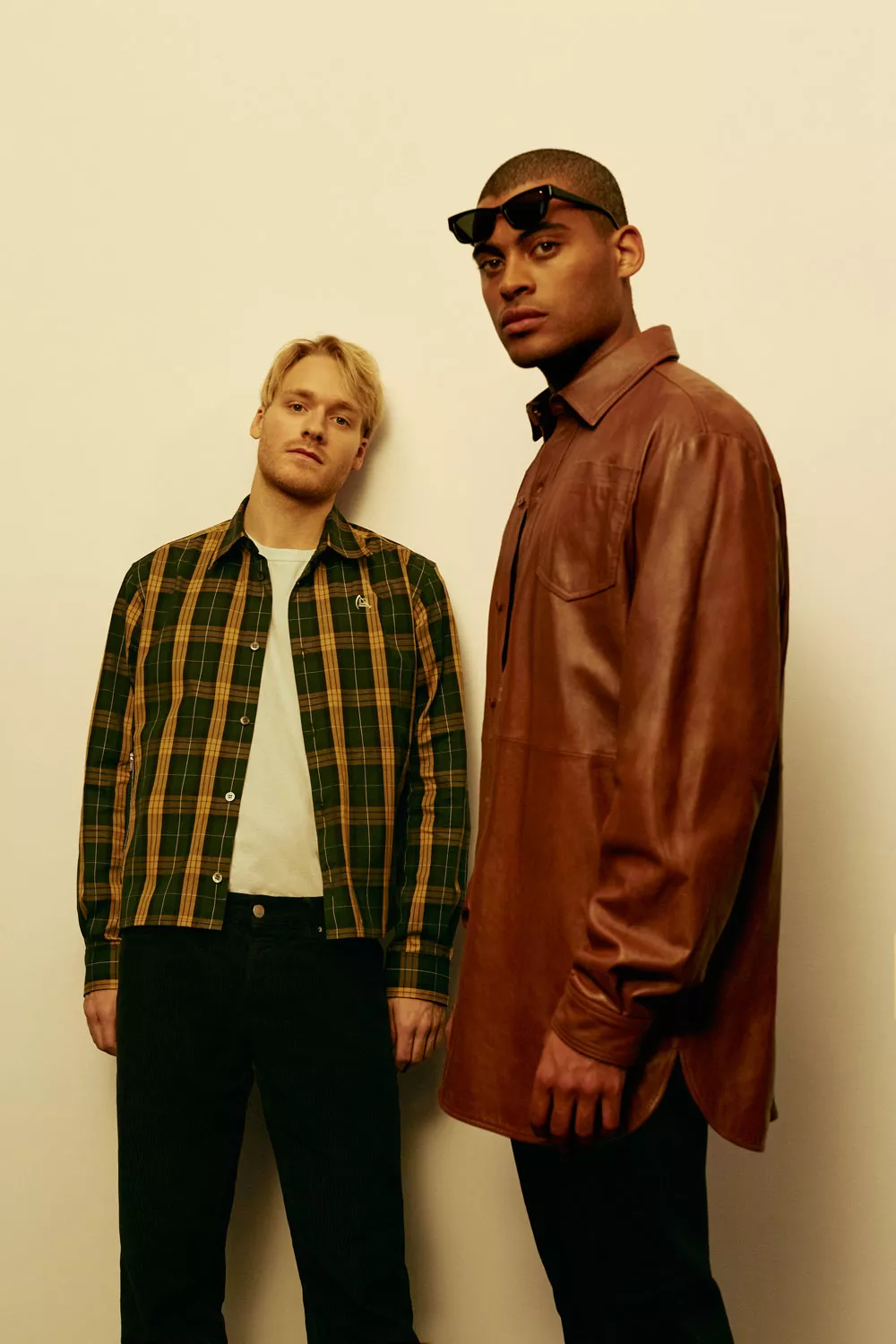 Dansk duo holder sig akkurat oven vande takket være korkbælte og badevinger