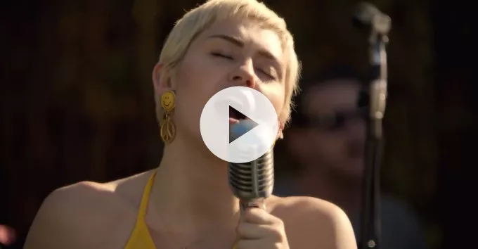 Se Miley Cyrus fortolke Paul Simon og The Turtles