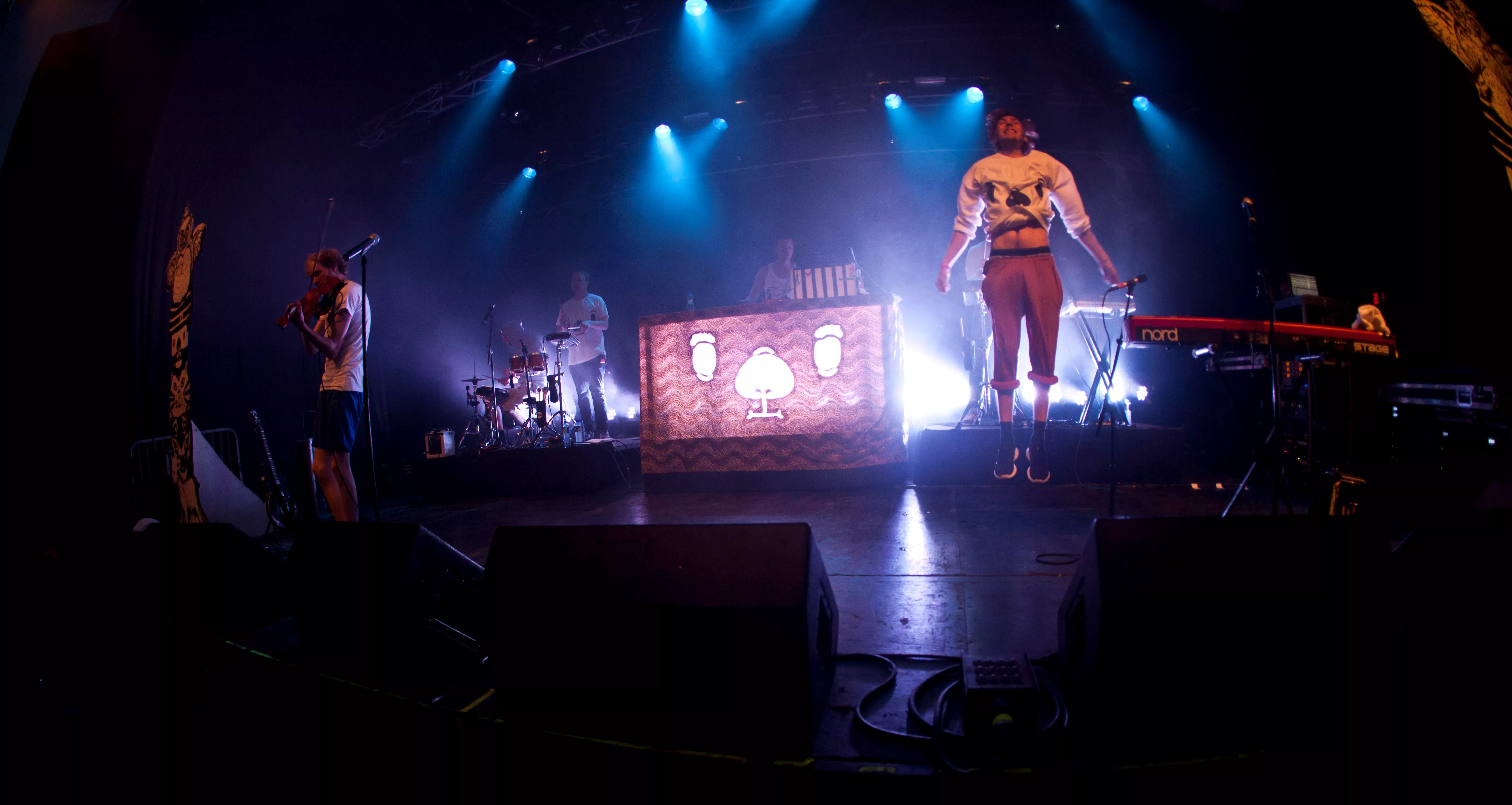 Den Svenska Björnstammen: Kanonscenen, Pstereo