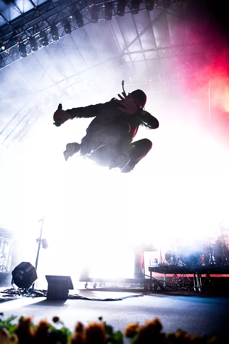 Pendulum dj’er på Train