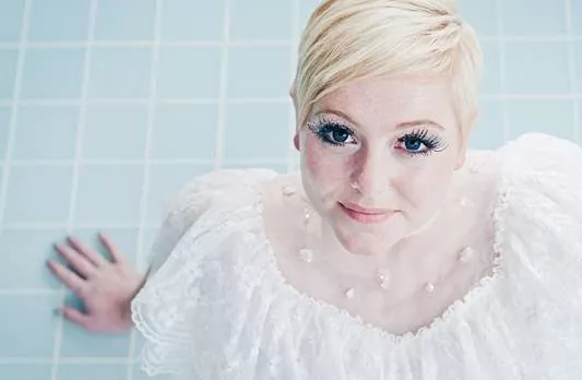 GAFFA TV: Se Sys Bjerre spille ny single akustisk i køkkenet