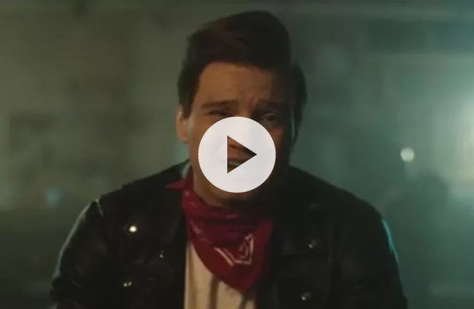 Se Clemens med paryk i ny video