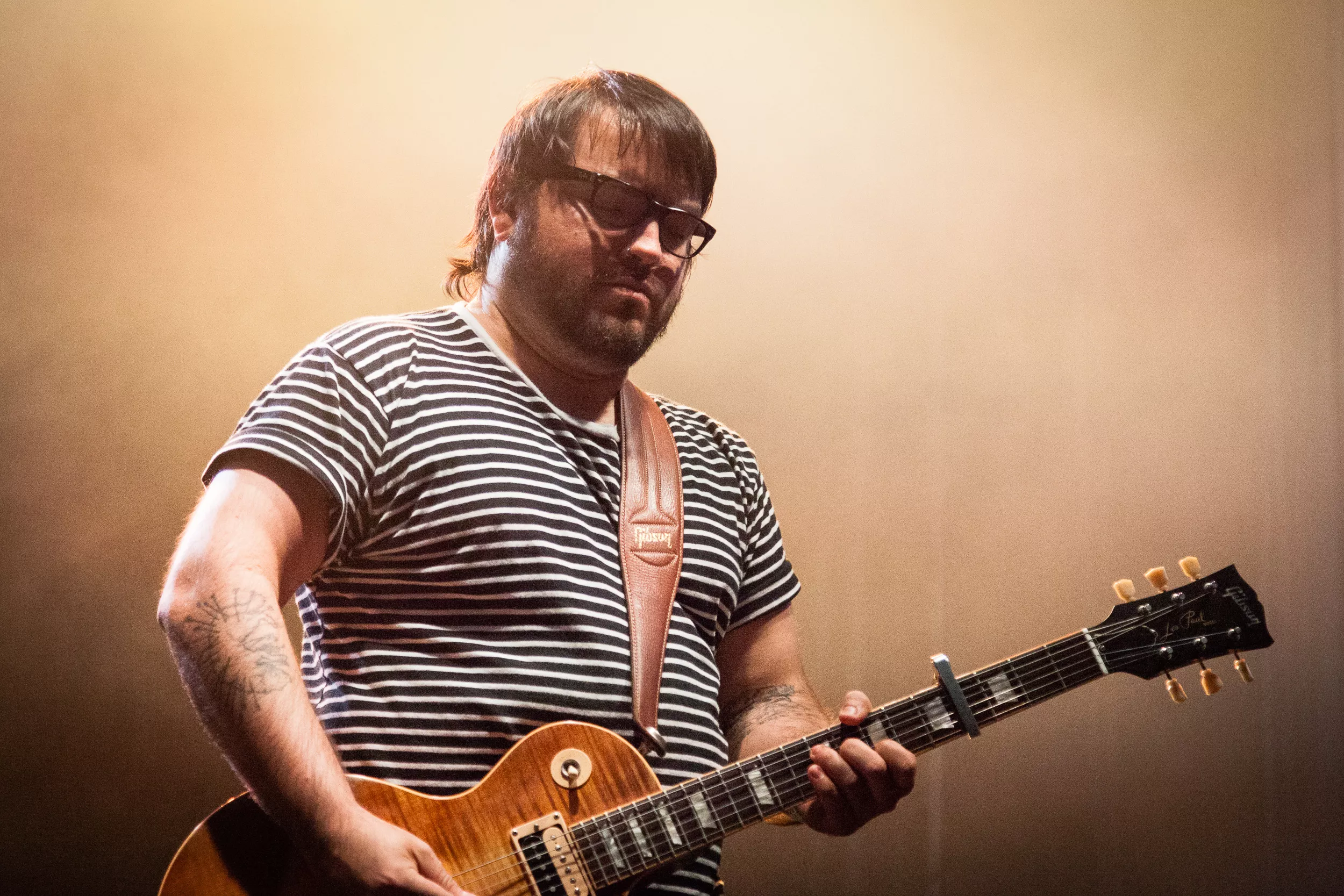 Sparker gitarist etter anklager om seksuelle overgrep