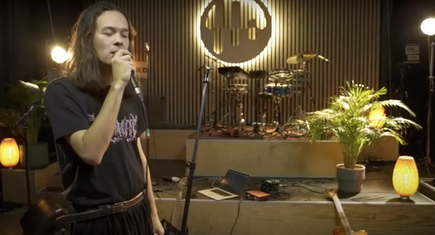 JULEKALENDER-LÅGE: 21: Intens emo-hiphop og r&b fra femstjernede Atusji