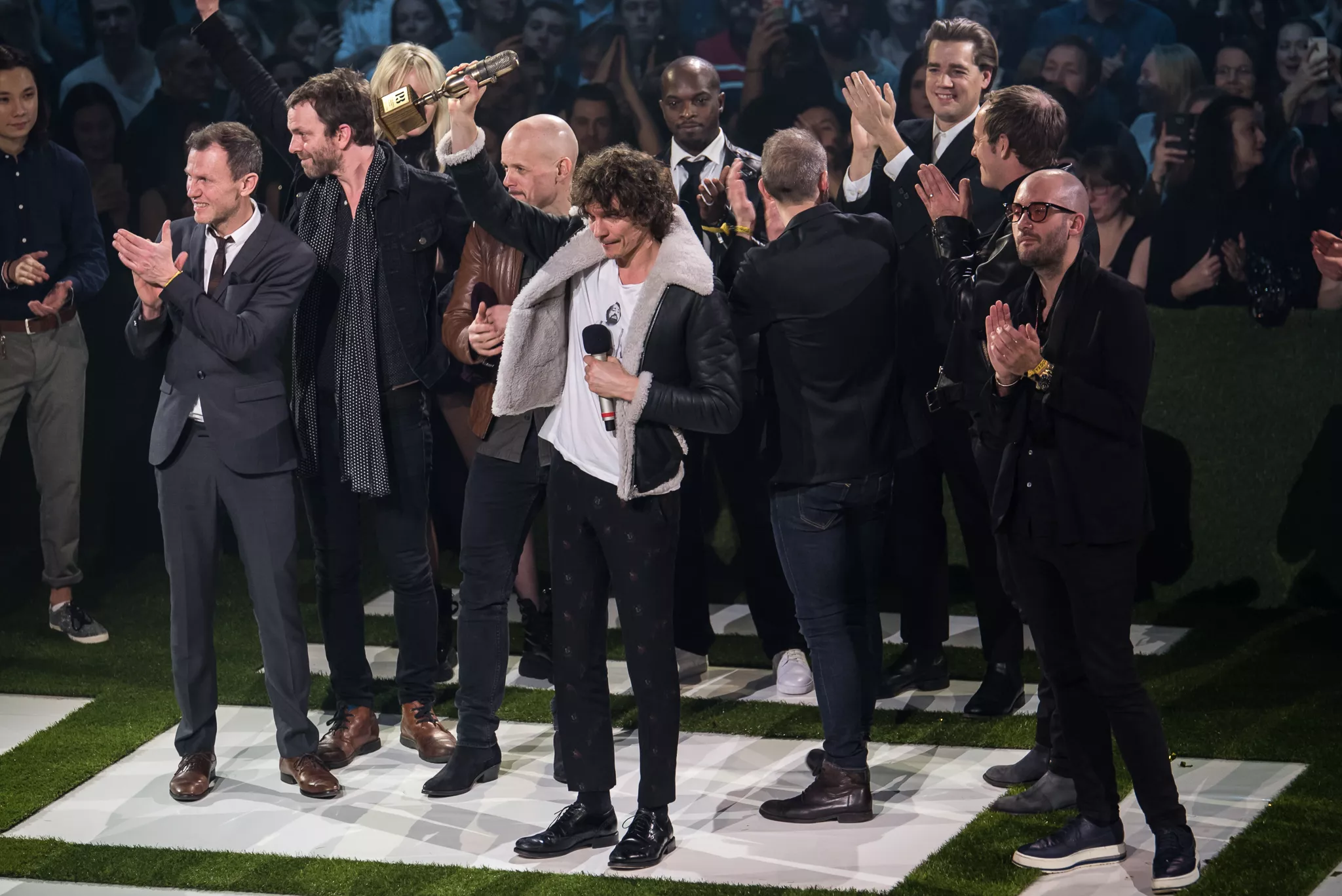 Håkan Hellström: "Några getingar innanför västen bara"