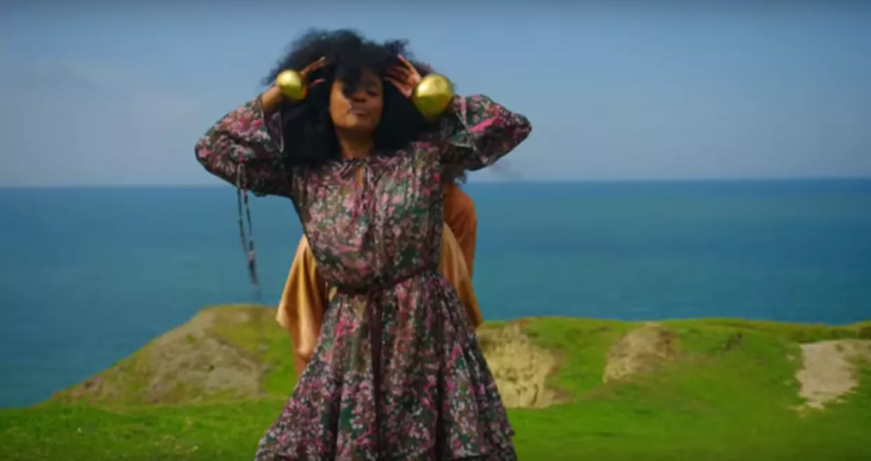 Iris Gold bekæmper intolerance i ny, flot video