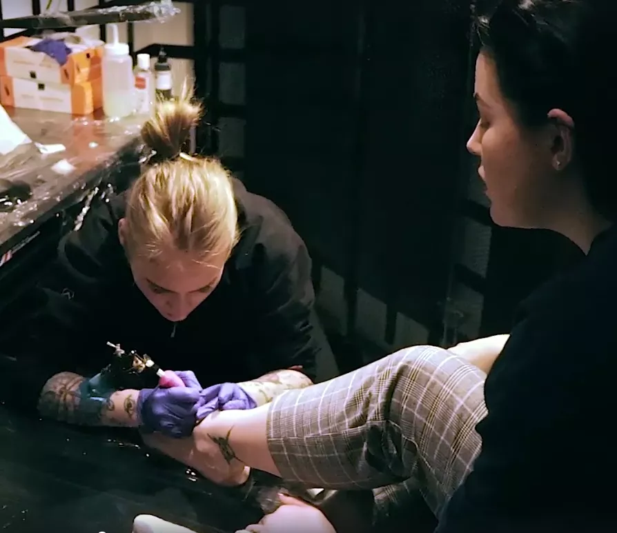Här gör Miriam Bryant en Way Out West-tatuering