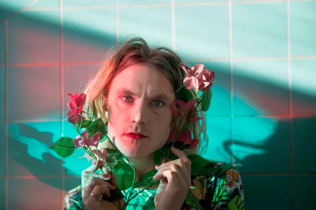 Hør 30 års fødselaren Bisses nye single ”Bjælkehuset”