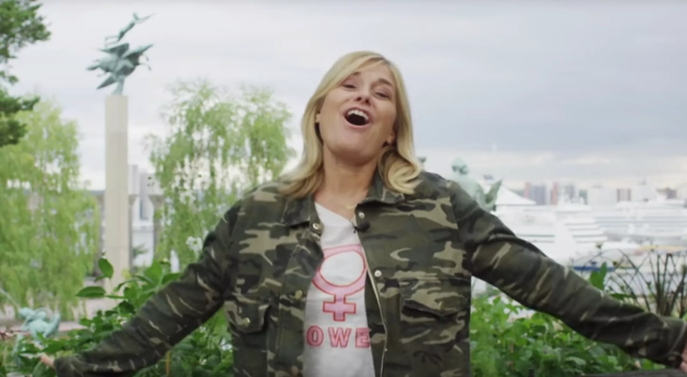 Rockstjärnan sågar Pernilla Wahlgrens nya video