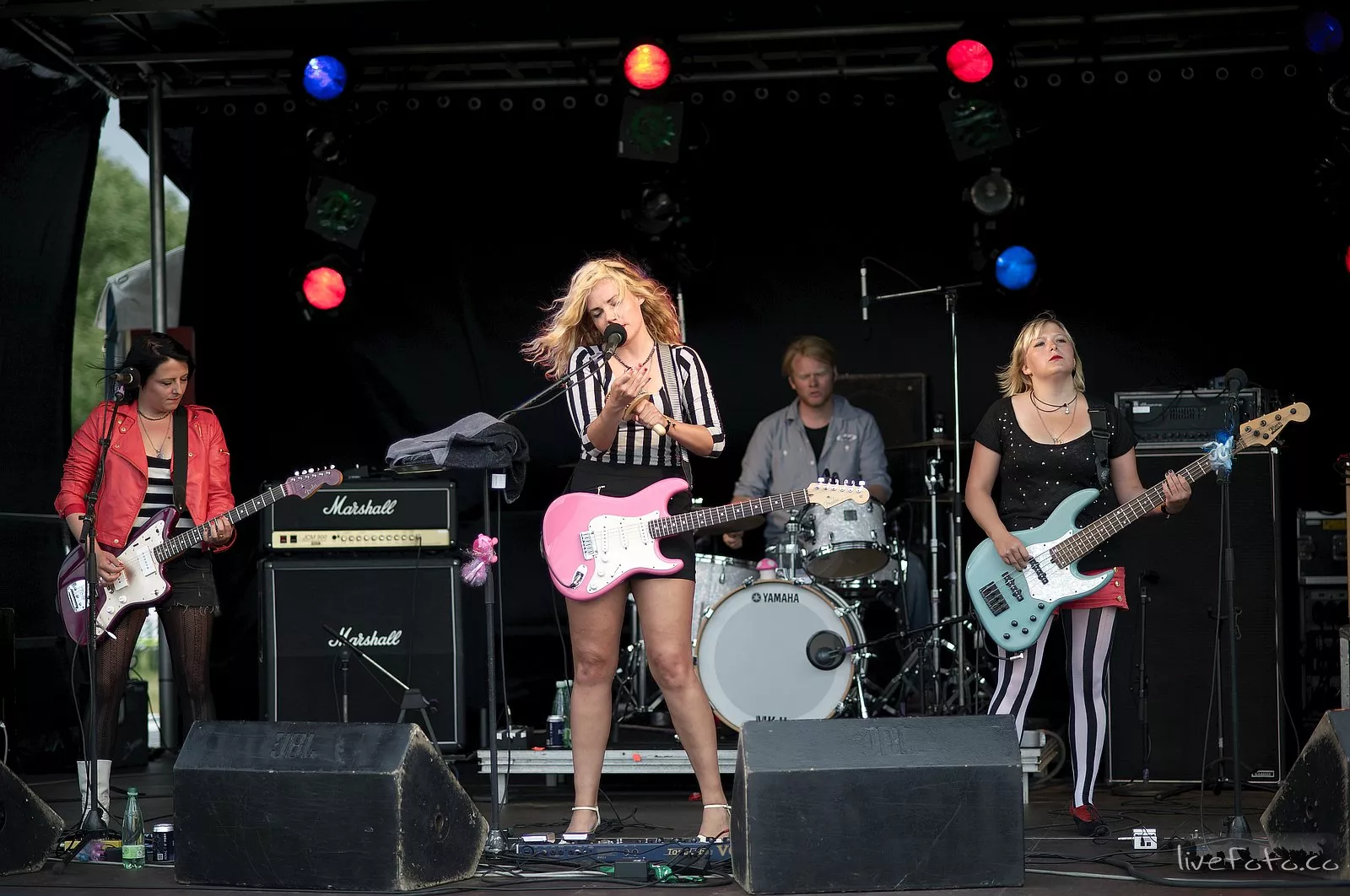 Two Trick Pony, tidligere Månedens Demo, udgiver debut