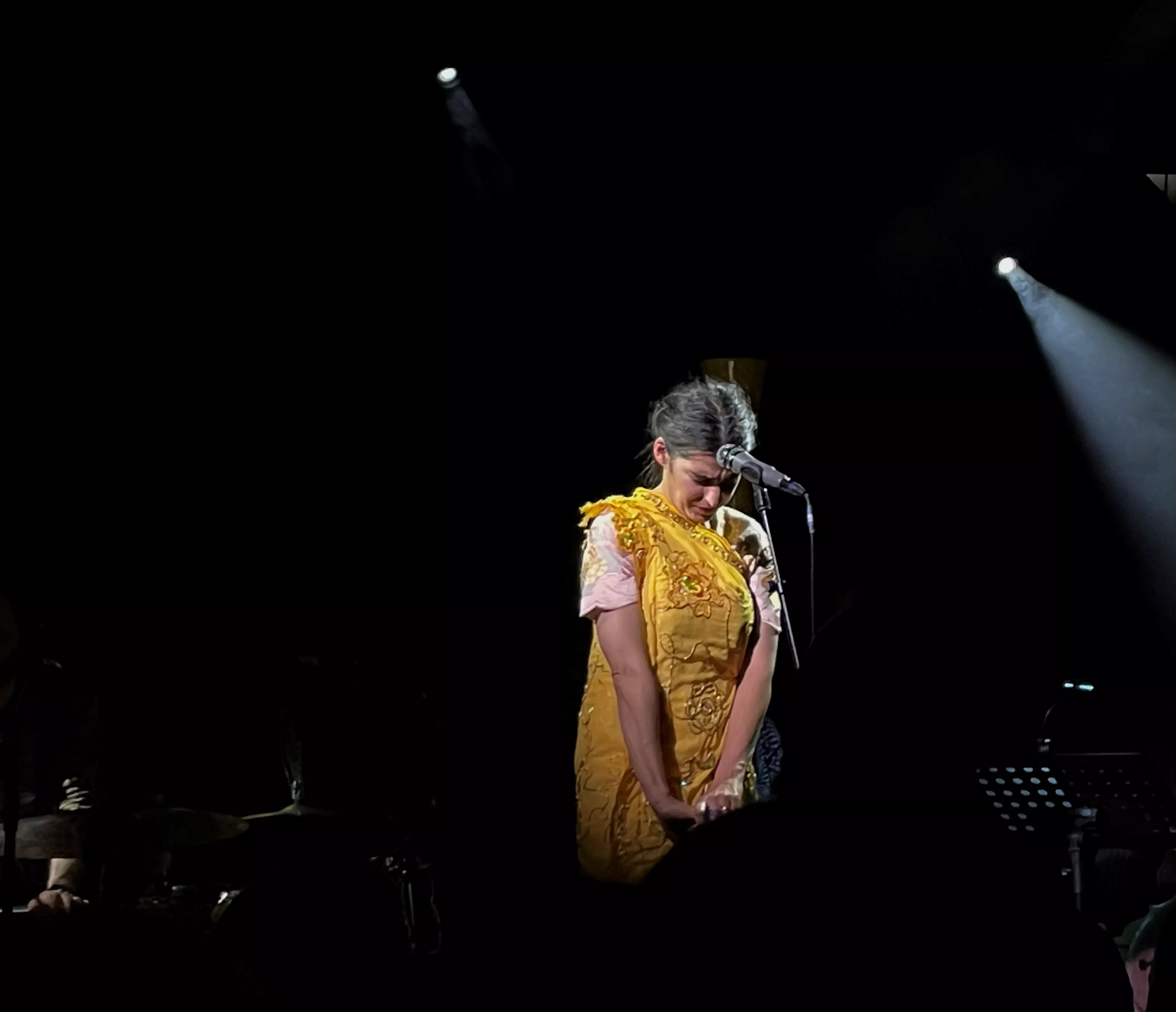 Publikum holder vejret, mens hun udfører sin musikalske besværgelse