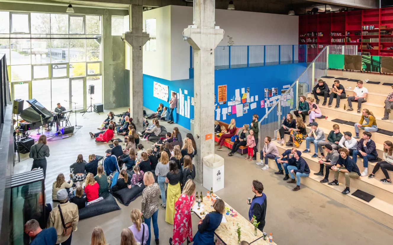 Trods fraværet af musikalske traditioner i toppen af listen har de danske højskoler en stærk tradition for blandt andet fællessang. Her ses Roskilde Festival Højskole.