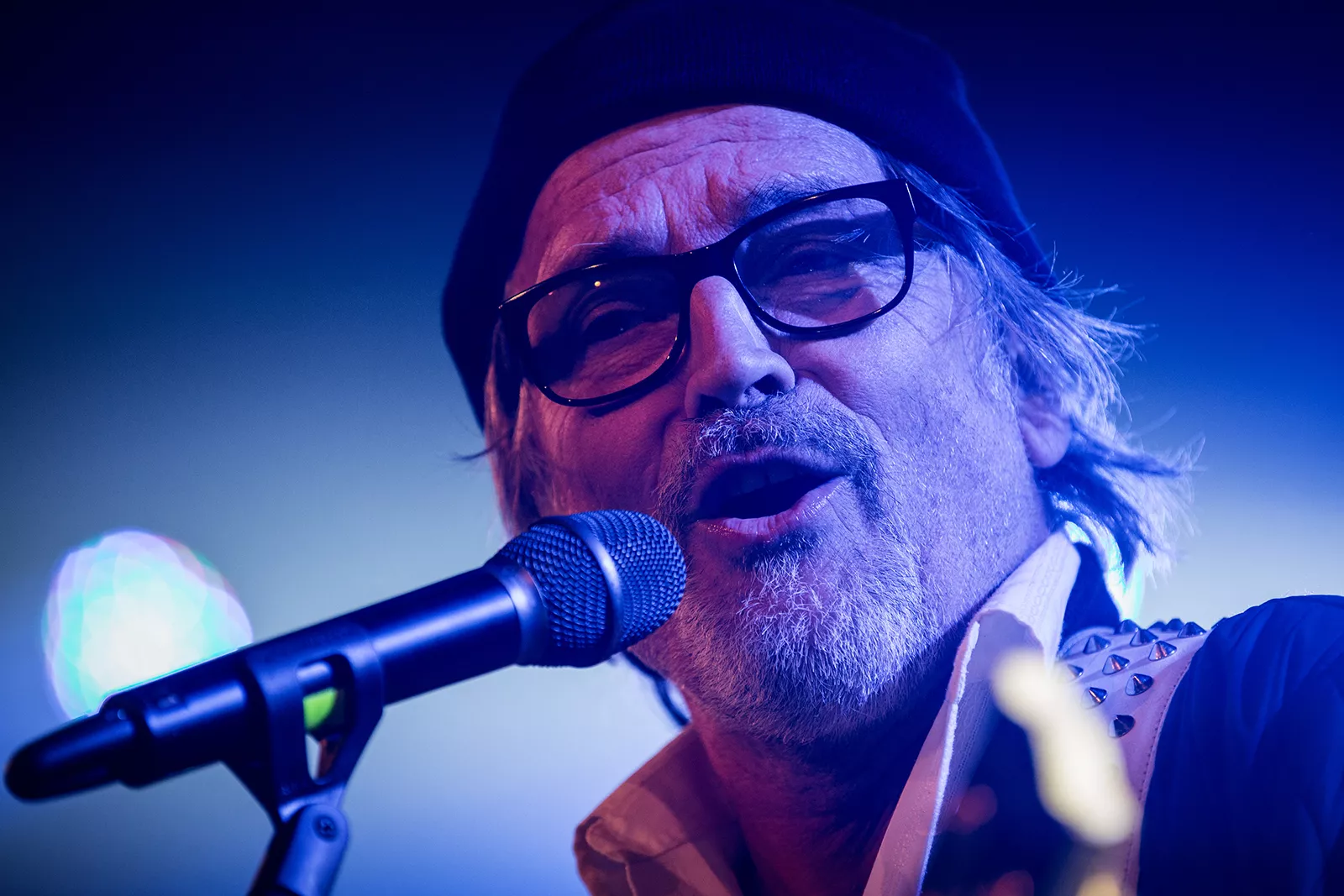 Publikum omringer Lars H.U.G. 