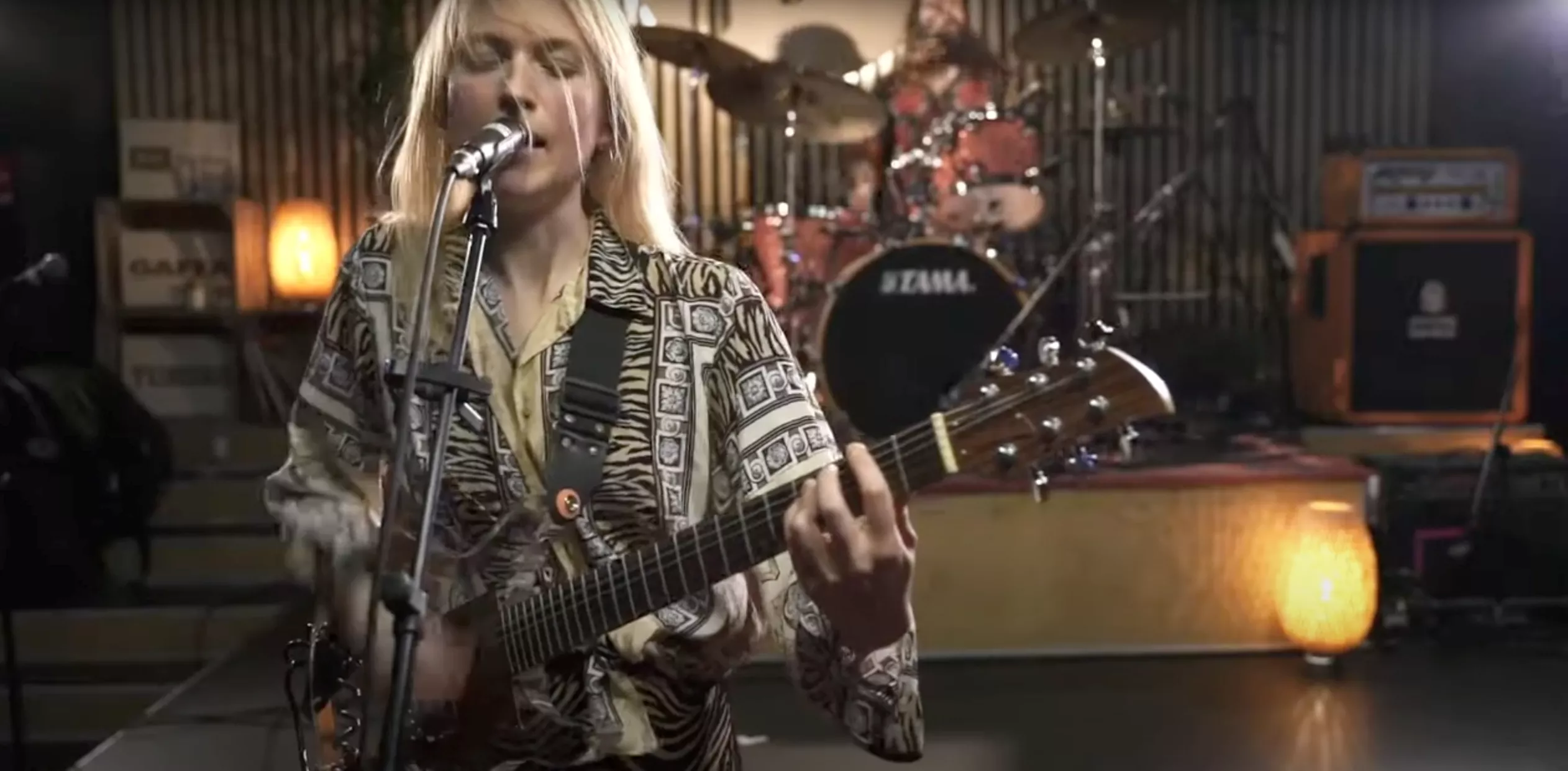 JULEKALENDER-LÅGE: 17: Punkrockduoen Skinny Violet smadrer Atlas