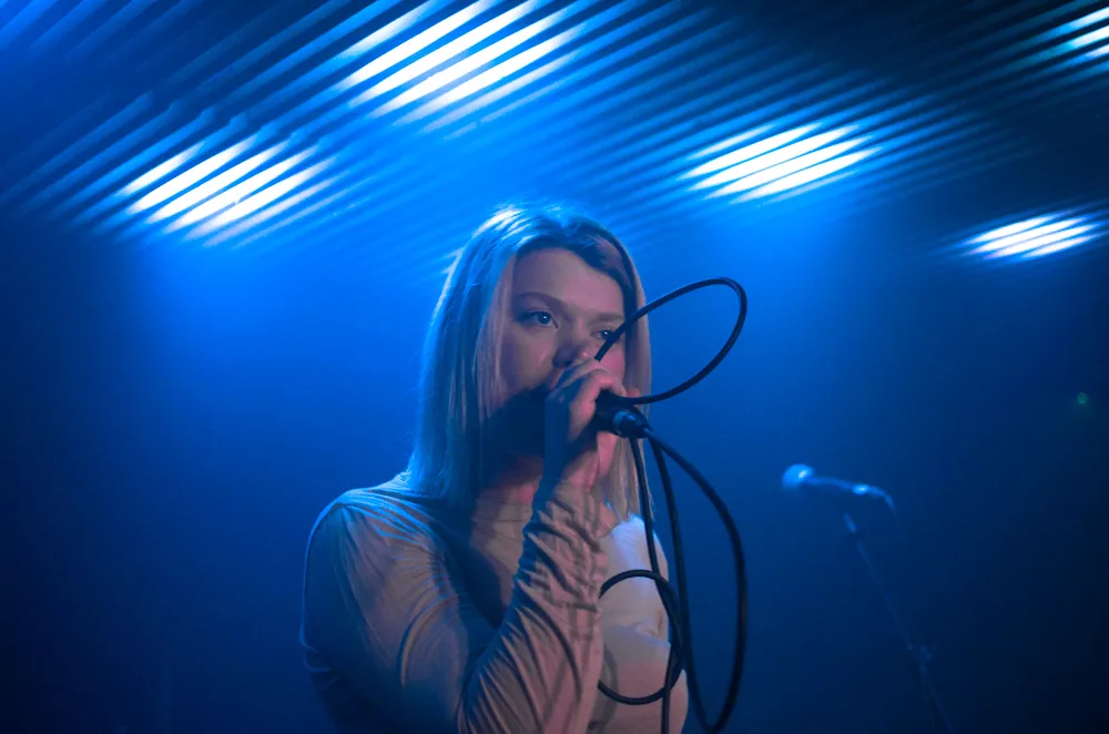 Finsk electroduo trotsar undermålig lokal med hitkavalkad