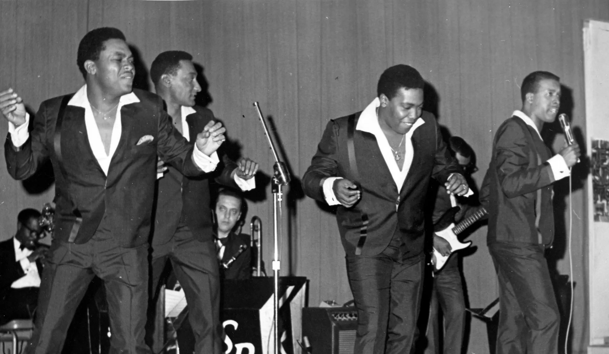 Duke Fakir är nästlängst till vänster i bild.