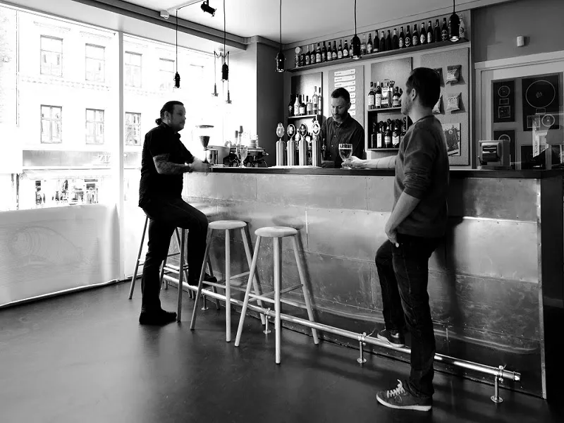 Hæver pension og åbner rockbar