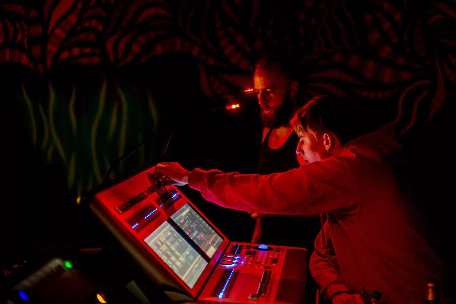 På fotoet: Bag pulten ved Klaverfabrikken