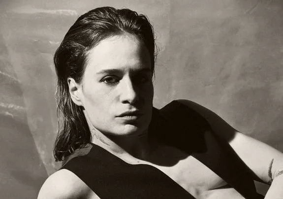 PARANOIA, ENGLE OG ÆGTE KÆRLIGHED: Christine & The Queens giver dansk koncert