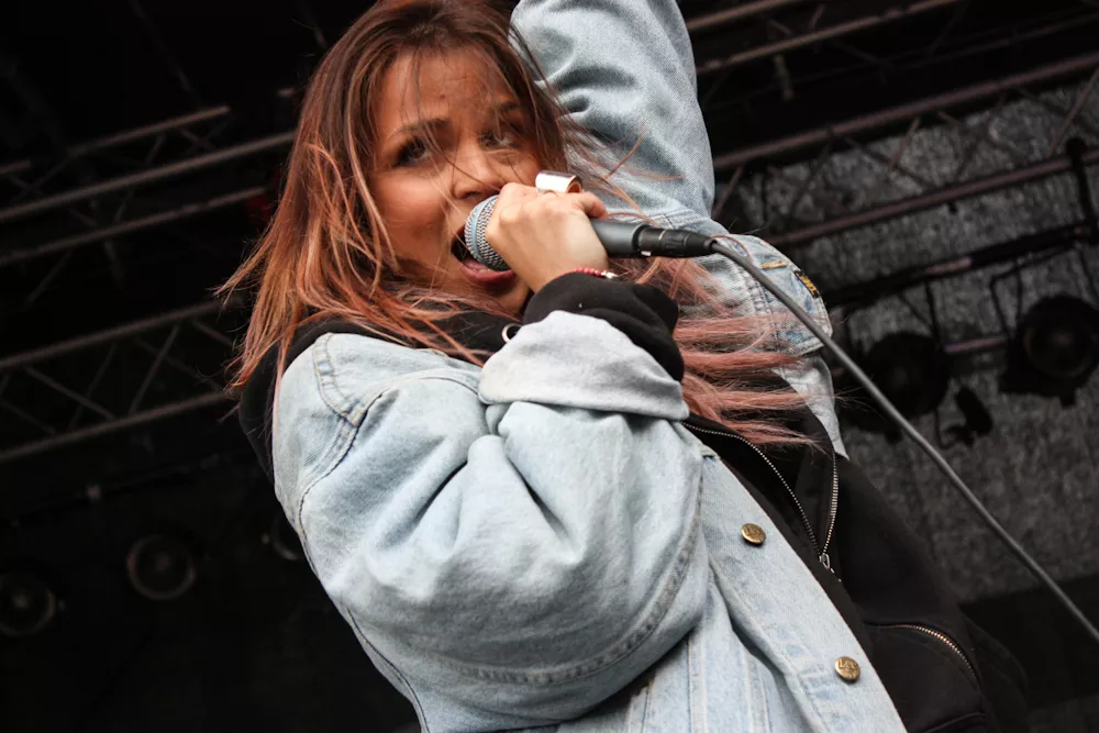 Alina Devecerski: Baglerscenen, Slottsfjell