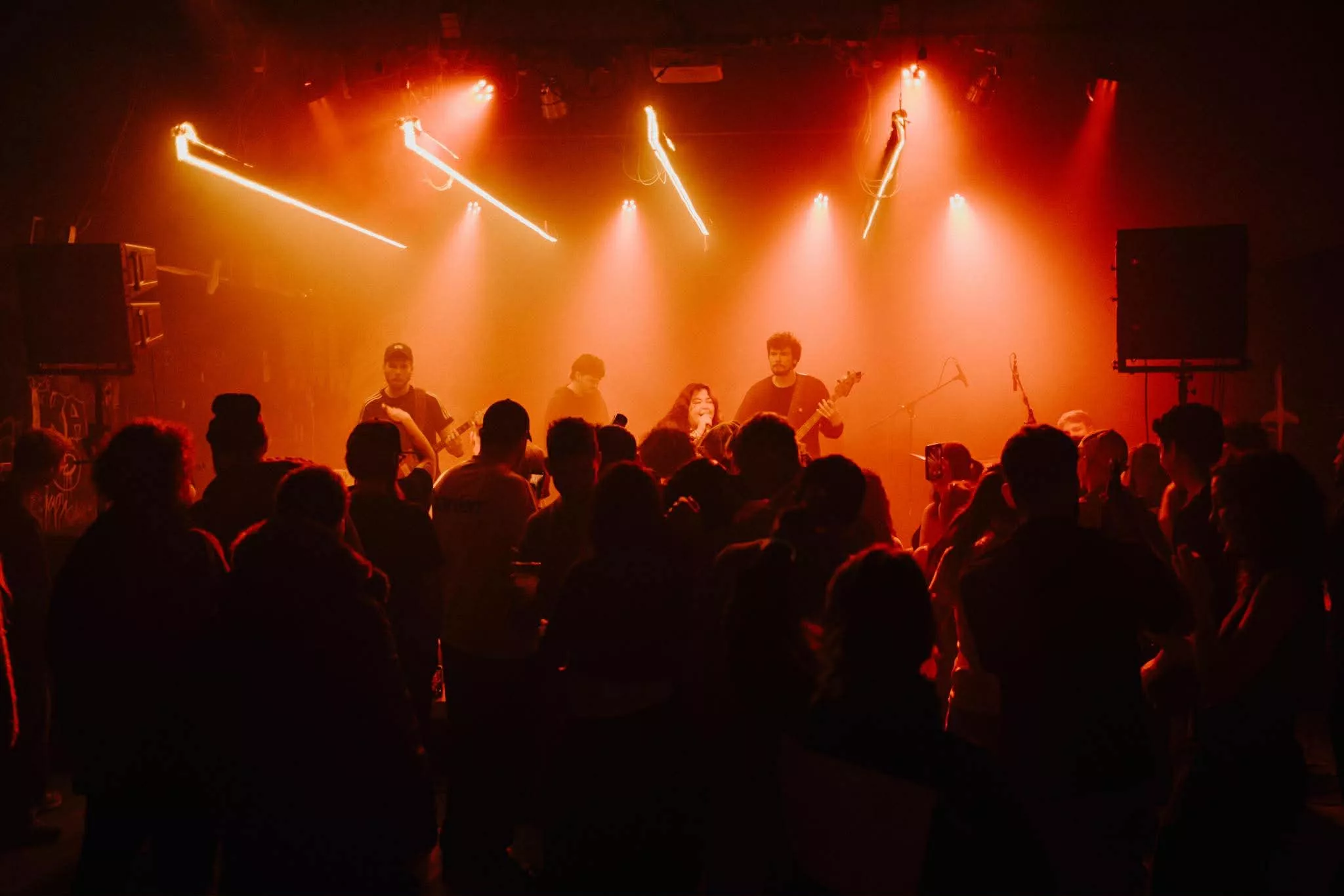 Koncertfoto af Sofie Emilie Munk Kjærgård & Band på Huset Esbjerg.