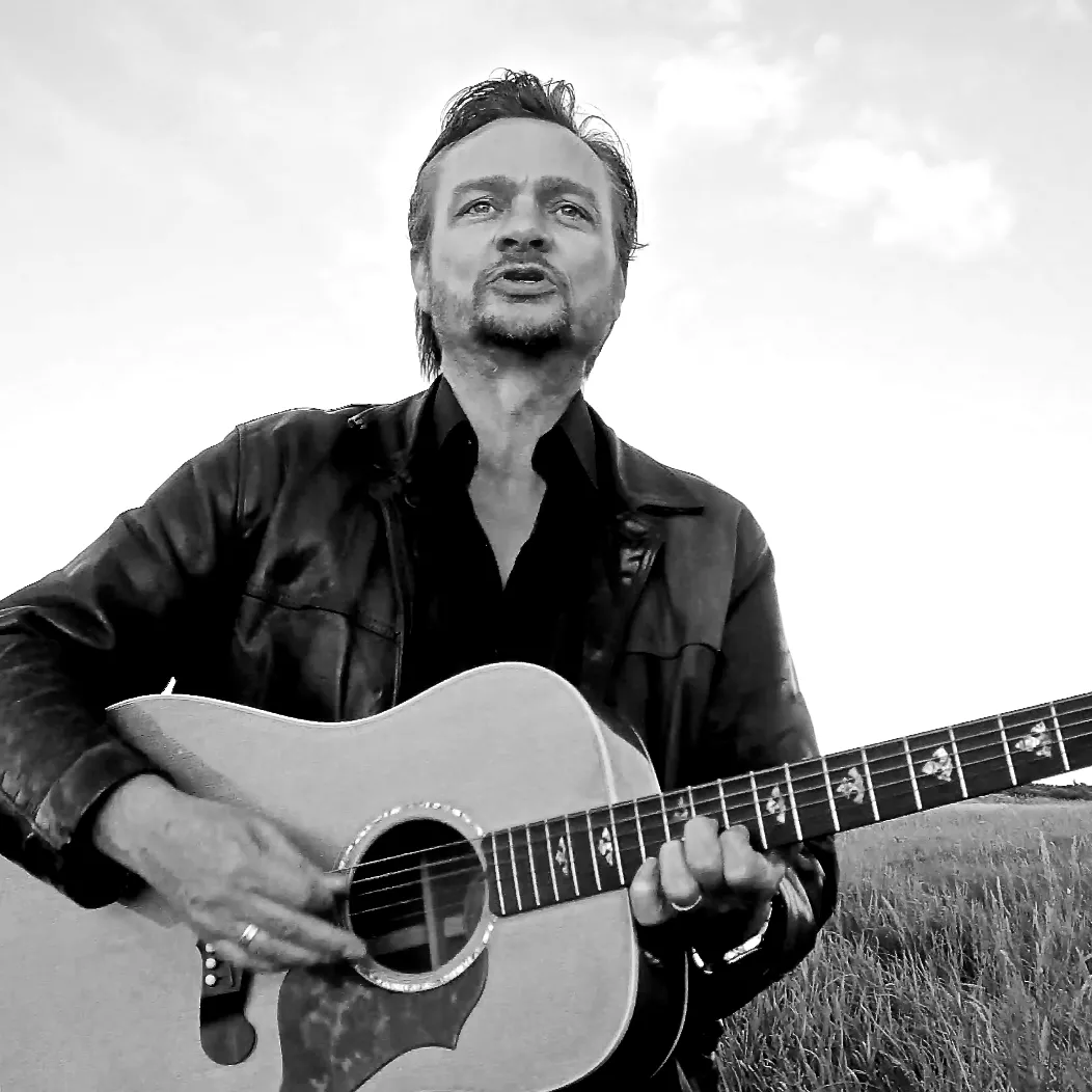 Teksterne og produktionen er højdepunkter på dansk americana-debut