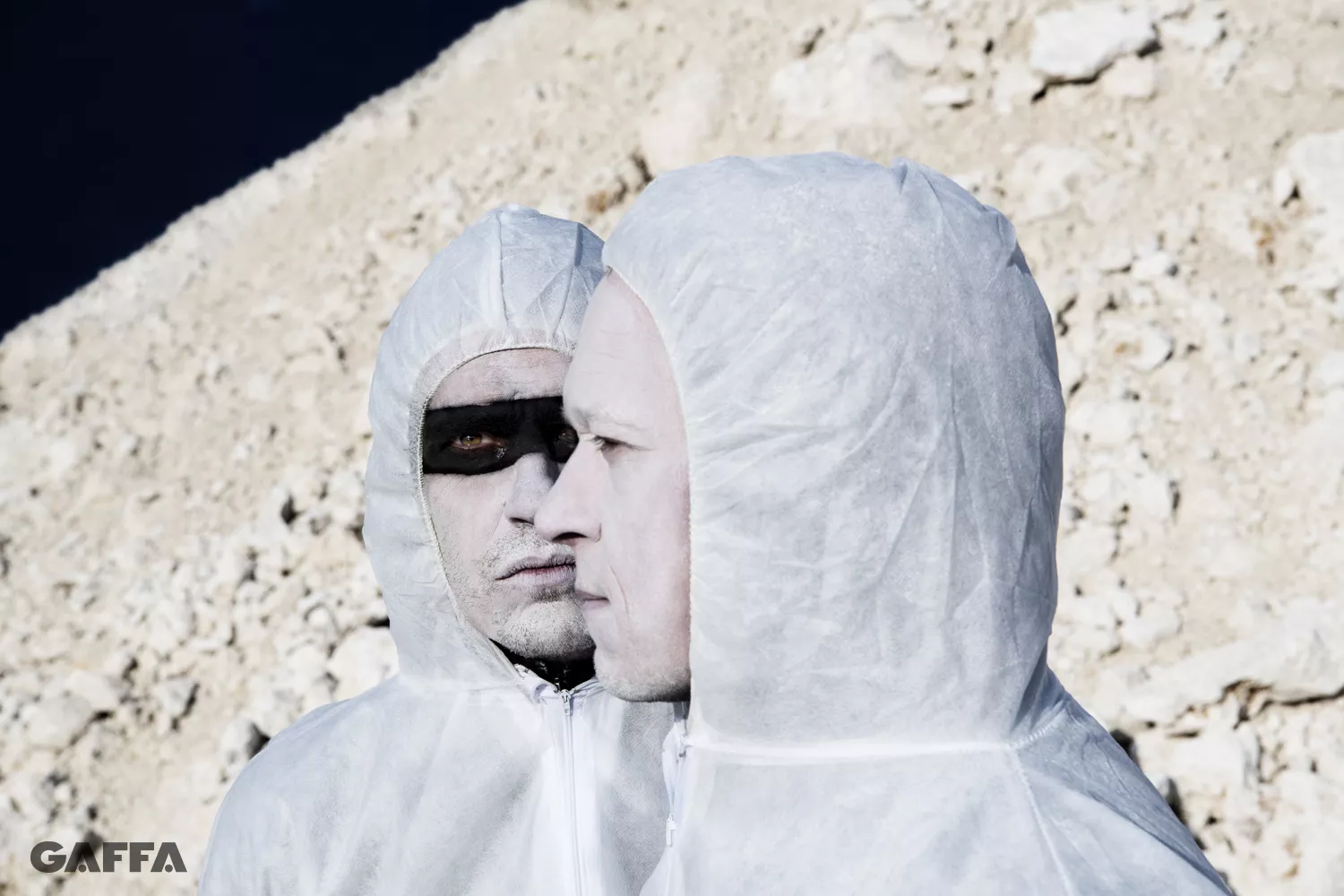 DEN SORTE SKOLE: Magien ligger i en parallel verden