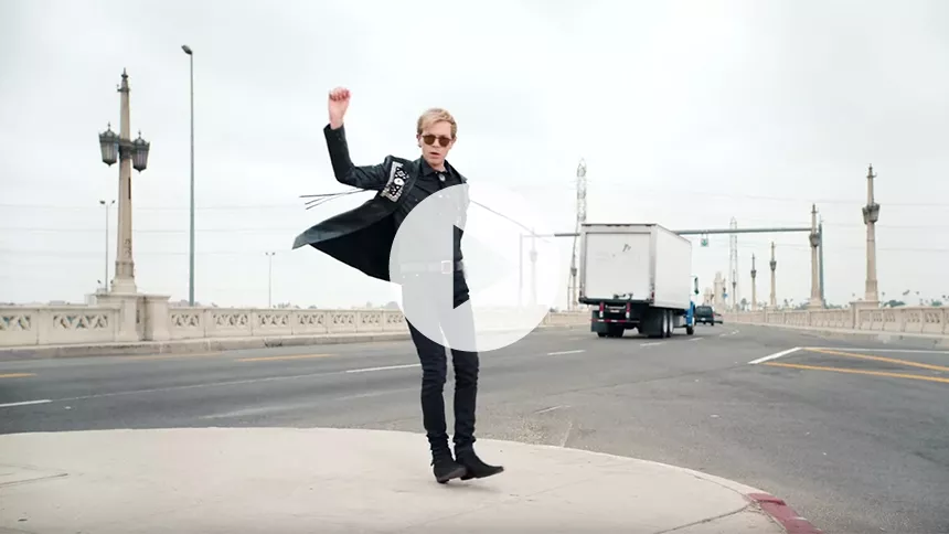 Beck aktuel med ny og livlig "Wow"-musikvideo