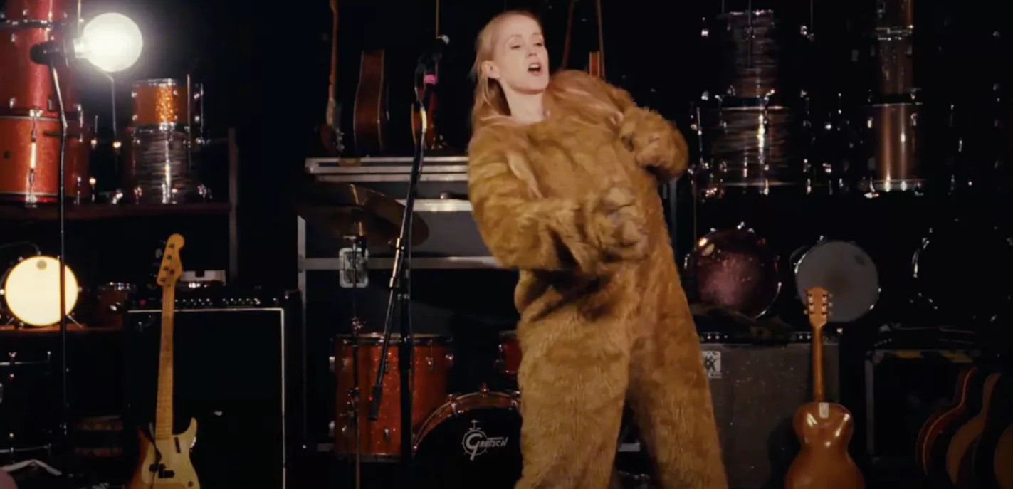 TINA DICKOW-VIDEOPREMIERE: "Er vi mennesker? Er vi dyr"