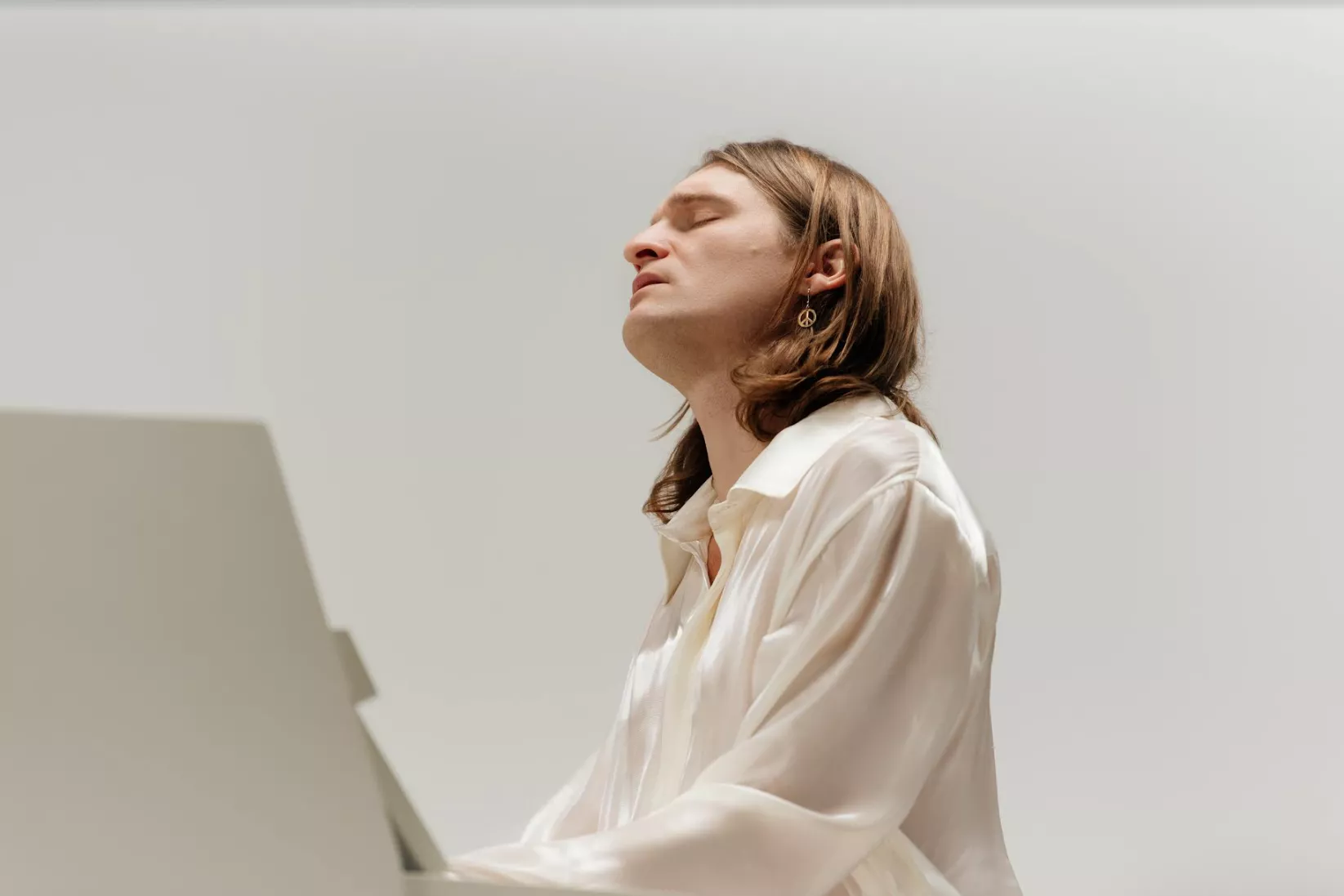 SMUK VIDEO: Johan Kolstrup fortolker udødeligt kærlighedsdigt