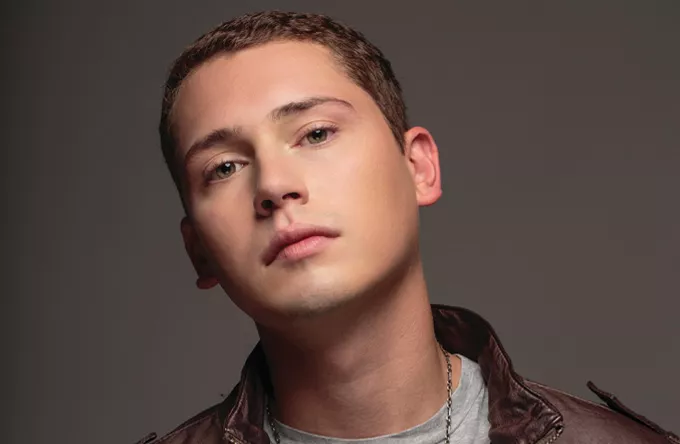 Pharrells protegé Cris Cab udgiver debutalbum