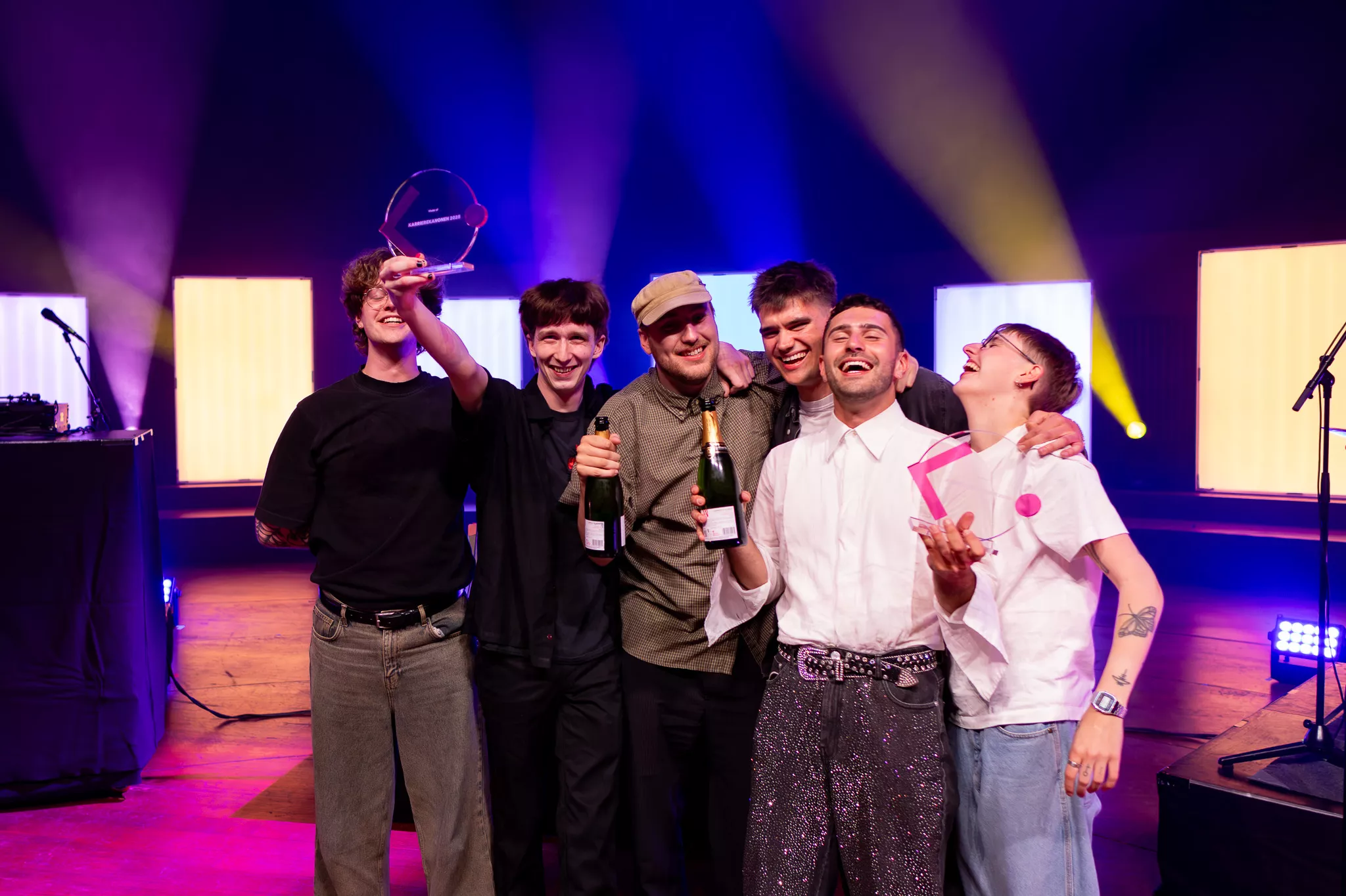 Vinderne af KarriereKanonen 2025 Downtown July sammen med Aland Z (nummer to fra højre på foto) i DR Koncerthuset 25. juni