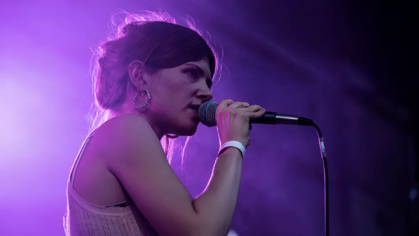 Iomfro annoncerer kendt forfatter og skuespiller som support 