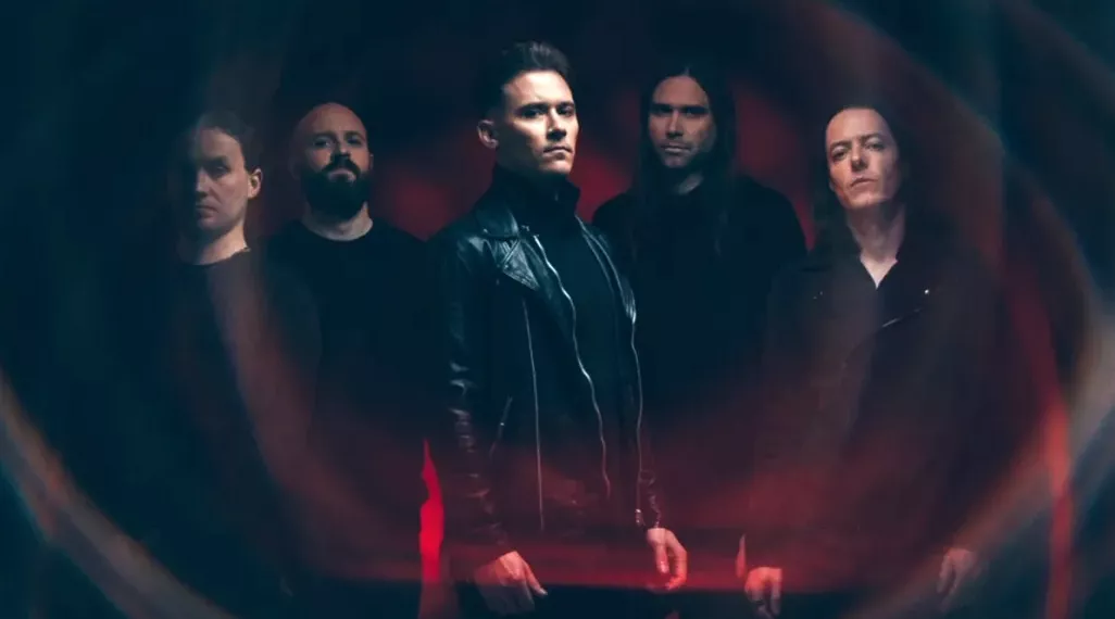 Kompleks, højglanspoleret metal