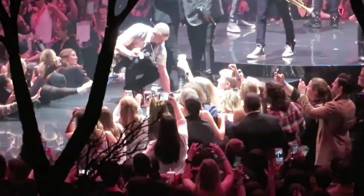 Justin Timberlake skåler turné i gang med publikum