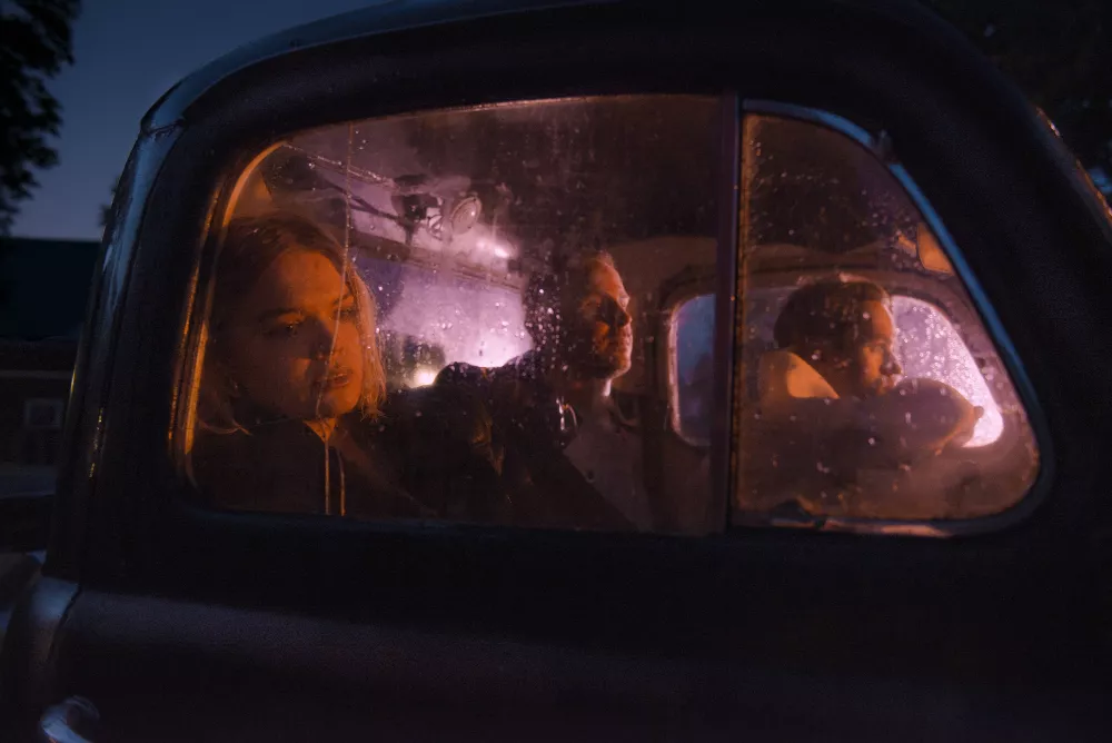 PREMIÄR: "Handlar om att vara kär i nån som inte är bra"