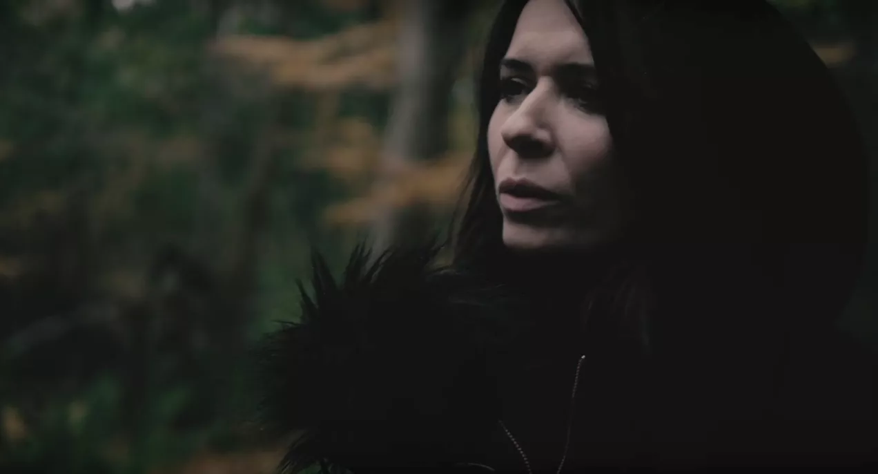 VIDEOPREMIERE: Kira Skov i hjertegribende udendørs livesession