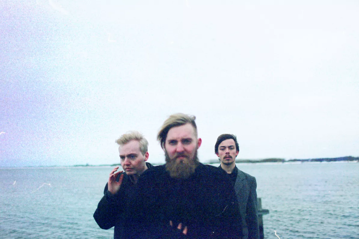 Se dyster musikvideo med Get Your Gun