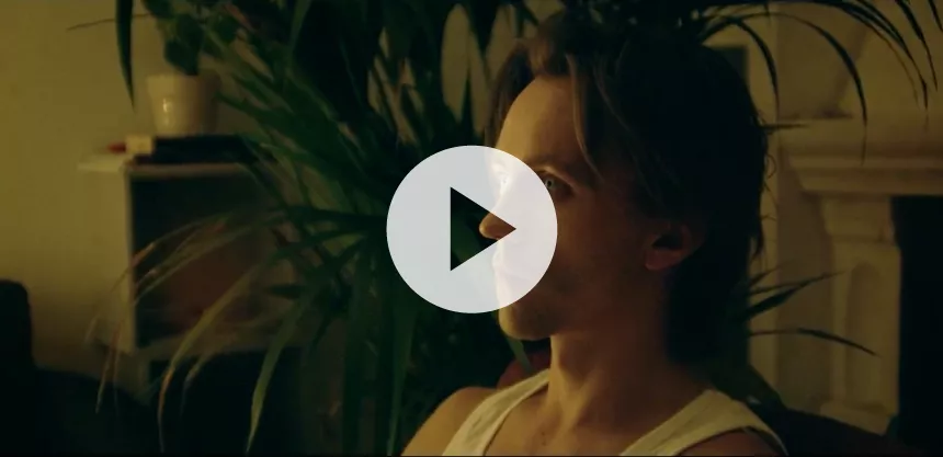 Norske Sondre Lerche stalker genbo-pigen i videoen til førstesinglen fra sit kommende album