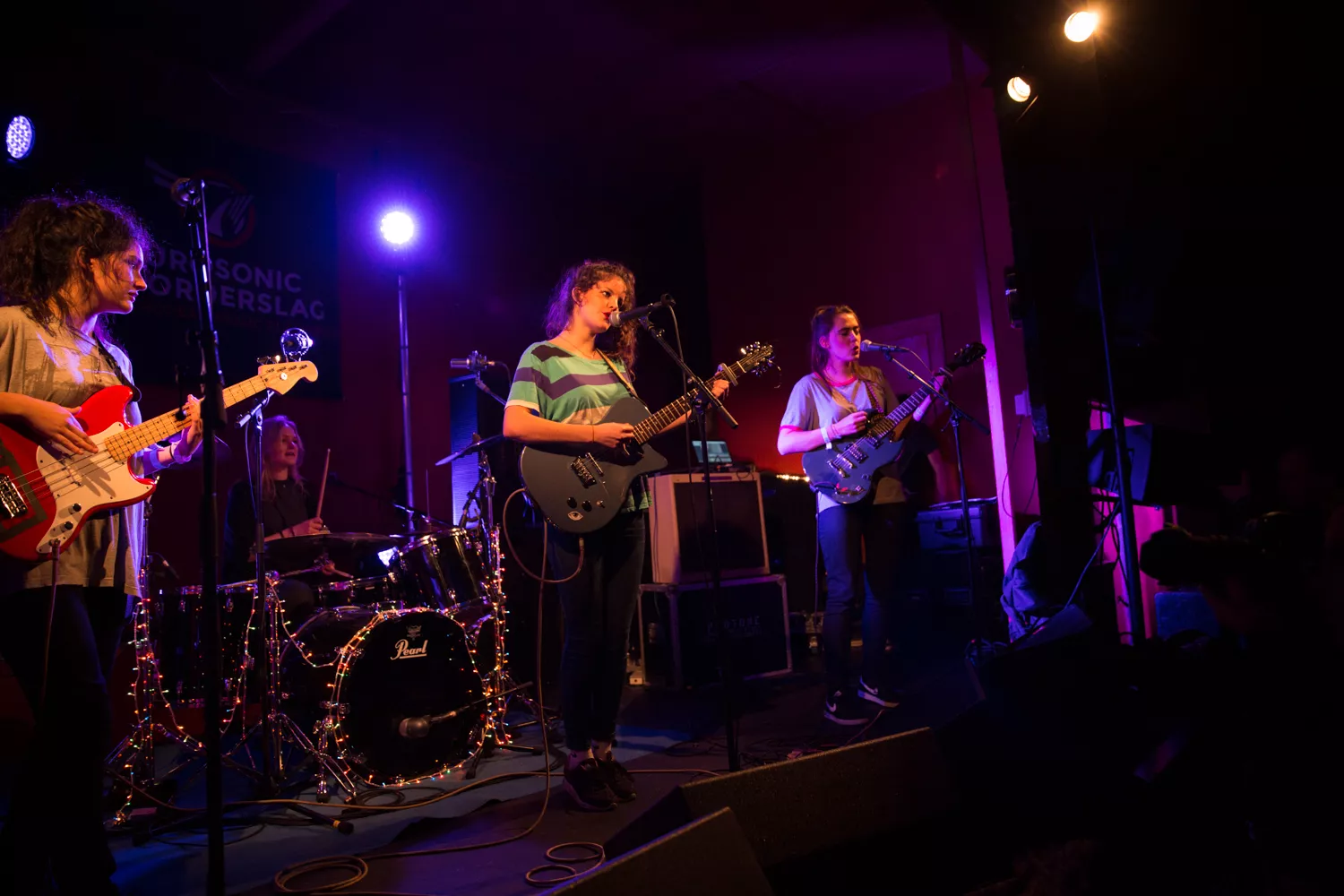 Charme, skramlet guitarrock og lækkert hår