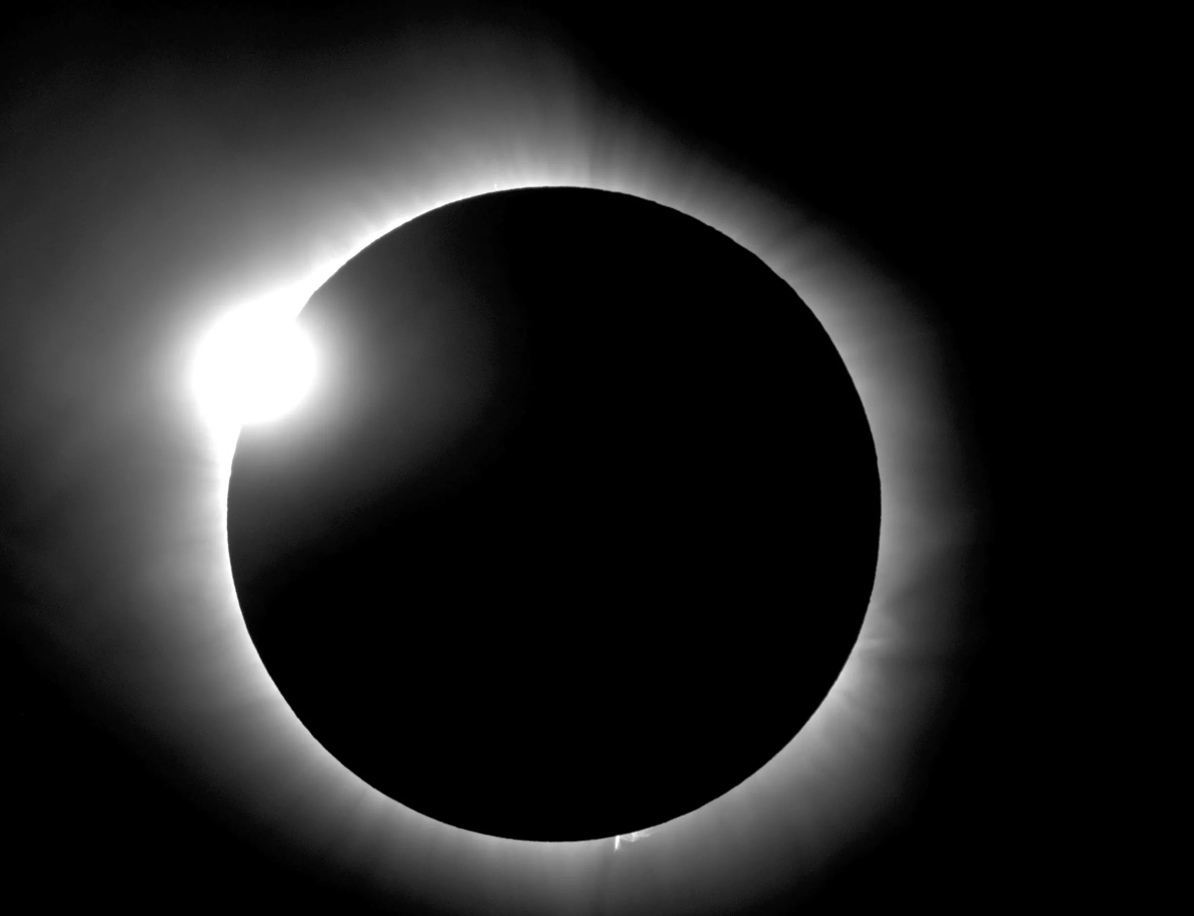 Total solformørkelse akkompagneres av 80-tallsklassikeren «Total Eclipse Of The Heart»