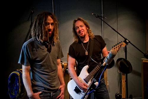 Iron Maiden-gitarist med sideprosjekt