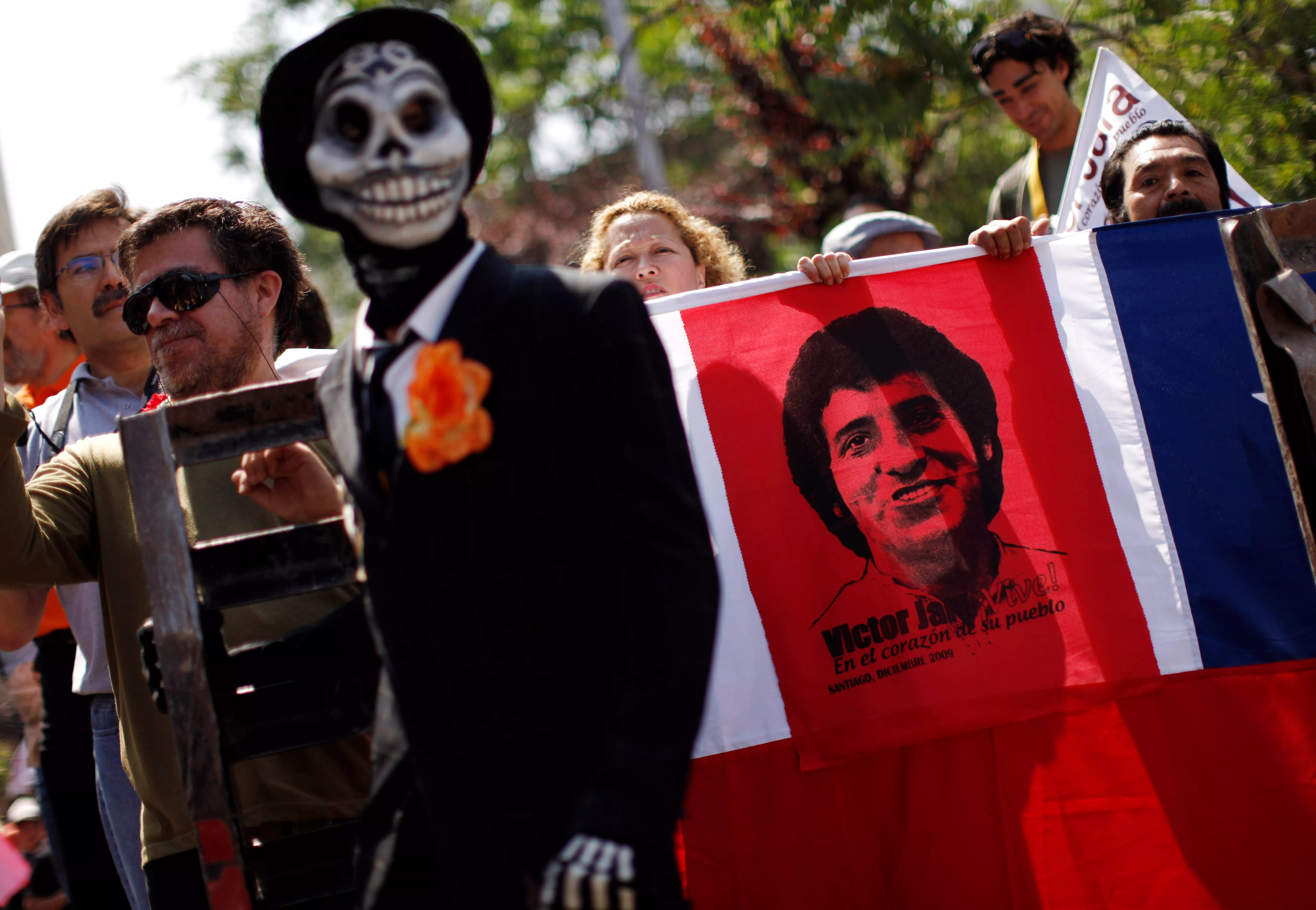 Ni pensjonerte offiserer dømt for drap på profilert sanger